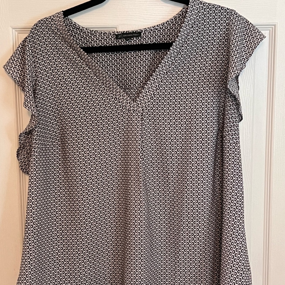 Cute lightweight top perfect for work or date night